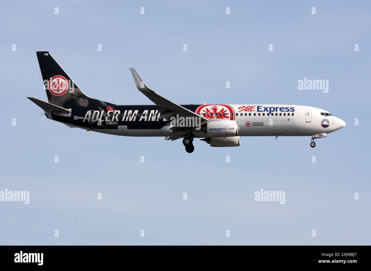 Eine Boeing 737-800 von SunExpress in einem Sonderprogramm, das die Frankfurter Fußballmannschaft Eintracht anwarb, näherte sich dem Flughafen London Gatwick Stockfoto