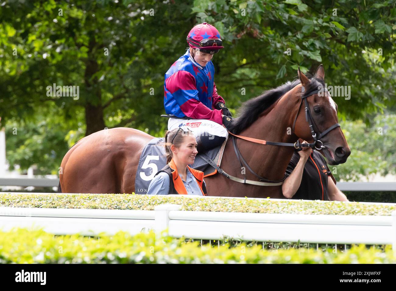 Ascot, Berkshire, Großbritannien. Juli. 2024. Pferd respektvoll, geritten von Jockey Hollie Doyle, geht auf die Rennstrecke für die Long Harbour Derek Lucie-Smith Handicap Stakes auf der Ascot Racecourse in Berkshire beim Ascot Summer Mile Property Raceday. Besitzer Turner - Keeley, Trainer Dr. Richard Newland & Jamie Einlegesohle, Droitwich, Züchter D & E Phelan. Kredit: Maureen McLean/Alamy Stockfoto