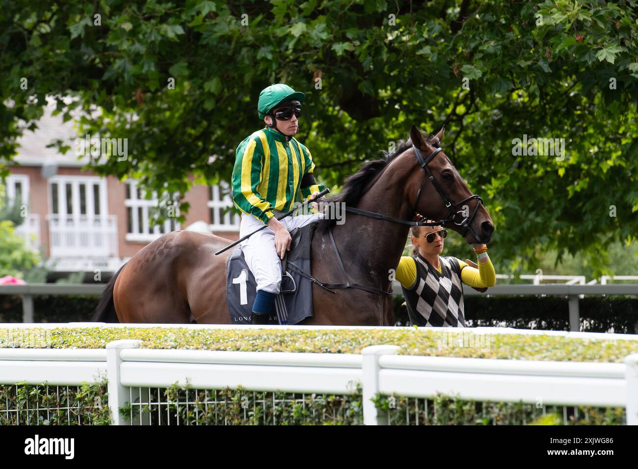 Ascot, Berkshire, Großbritannien. Juli. 2024. Pferd Magnum Opus, geritten von Jockey Callum Shepherd, geht auf die Rennstrecke für die Long Harbour Derek Lucie-Smith Handicap Stakes auf der Ascot Racecourse in Berkshire beim Ascot Summer Mile Property Raceday. Besitzer Rabbah Racing, Trainer Simon & Ed Crisford, Newmarket, Züchter Godolphin. Kredit: Maureen McLean/Alamy Stockfoto