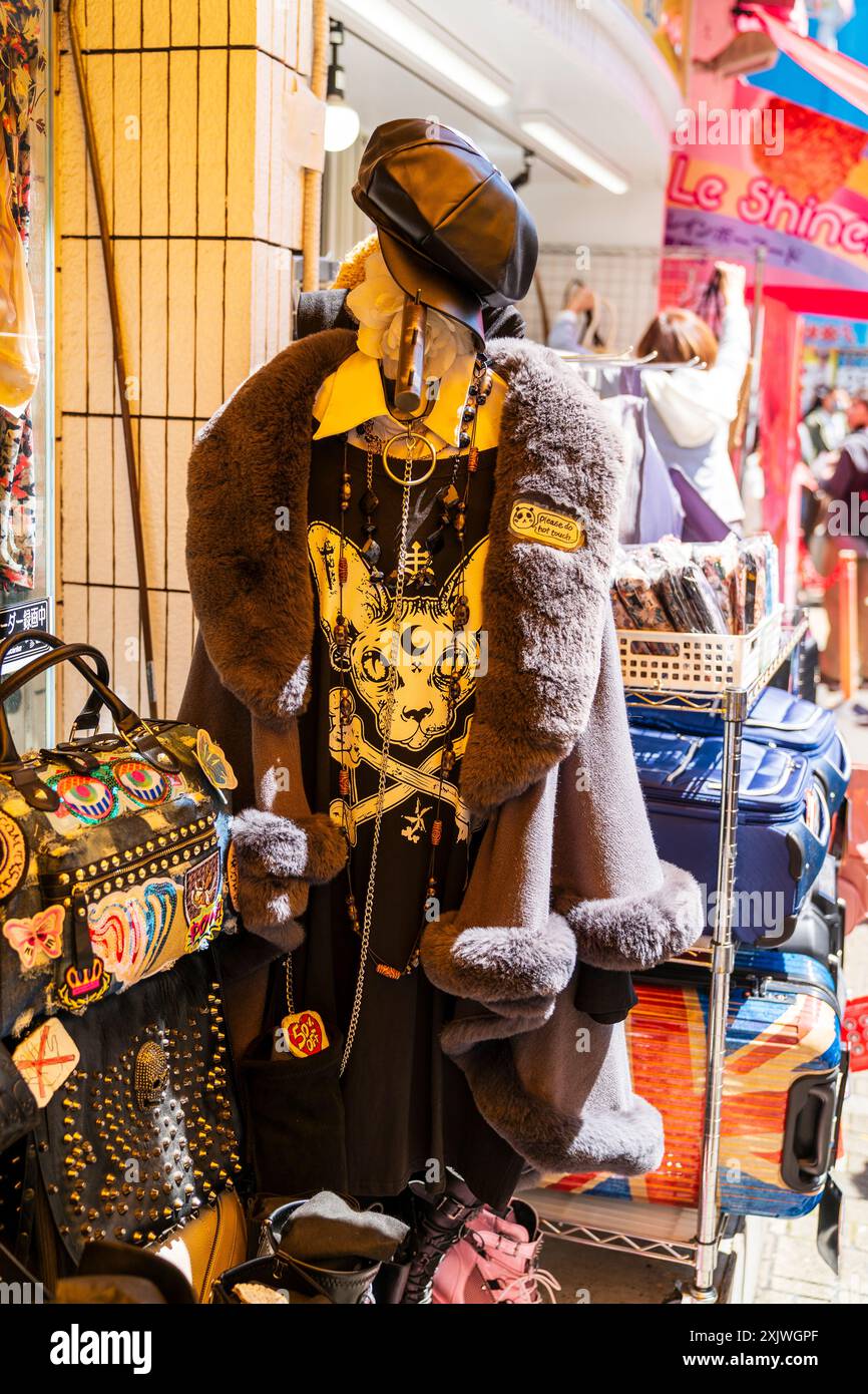 Schwarzes Outfit im gotischen Lolita-Stil mit Hundeschopf und gekreuzten Knochen, ausgestellt vor einem Bekleidungsgeschäft in der Takeshita Street in Harajuku. Stockfoto