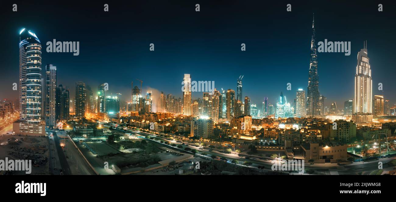 Dubai Skyline mit leuchtenden Gebäuden und Lichtern in der Nacht vor dem dunkelblauen Himmel. Ein pulsierendes Reisepanorama in der Stadt Stockfoto