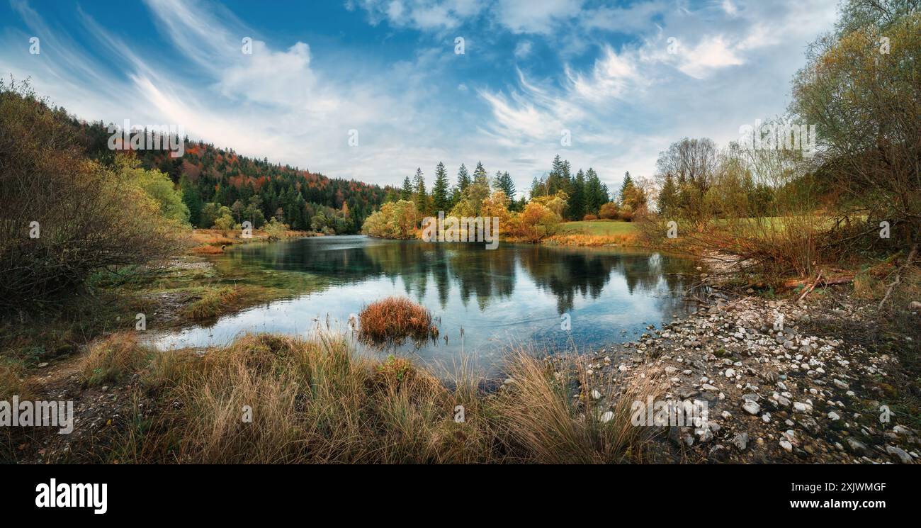 Idyllische Landschaft an einem deutschen See, umgeben von Wäldern und schöner Vegetation, mit wunderschönen Wolken am blauen Himmel Stockfoto