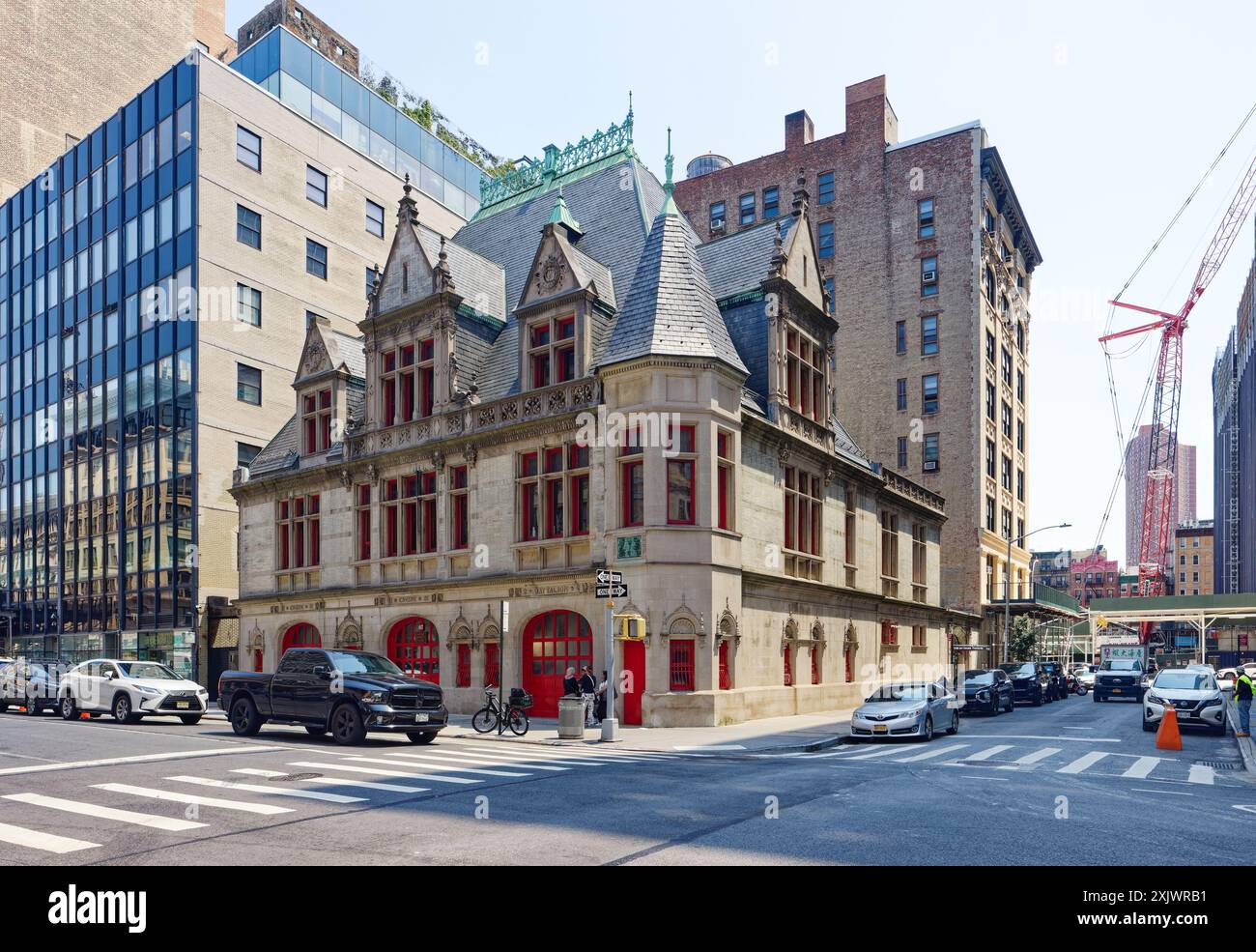 NYC Chinatown: 87 Lafayette Street, ehemaliger Sitz der Engine Company 31, dieses Wahrzeichen von NYC beherbergt heute den Dokumentarfilmproduzenten DCTV und sein Theater. Stockfoto