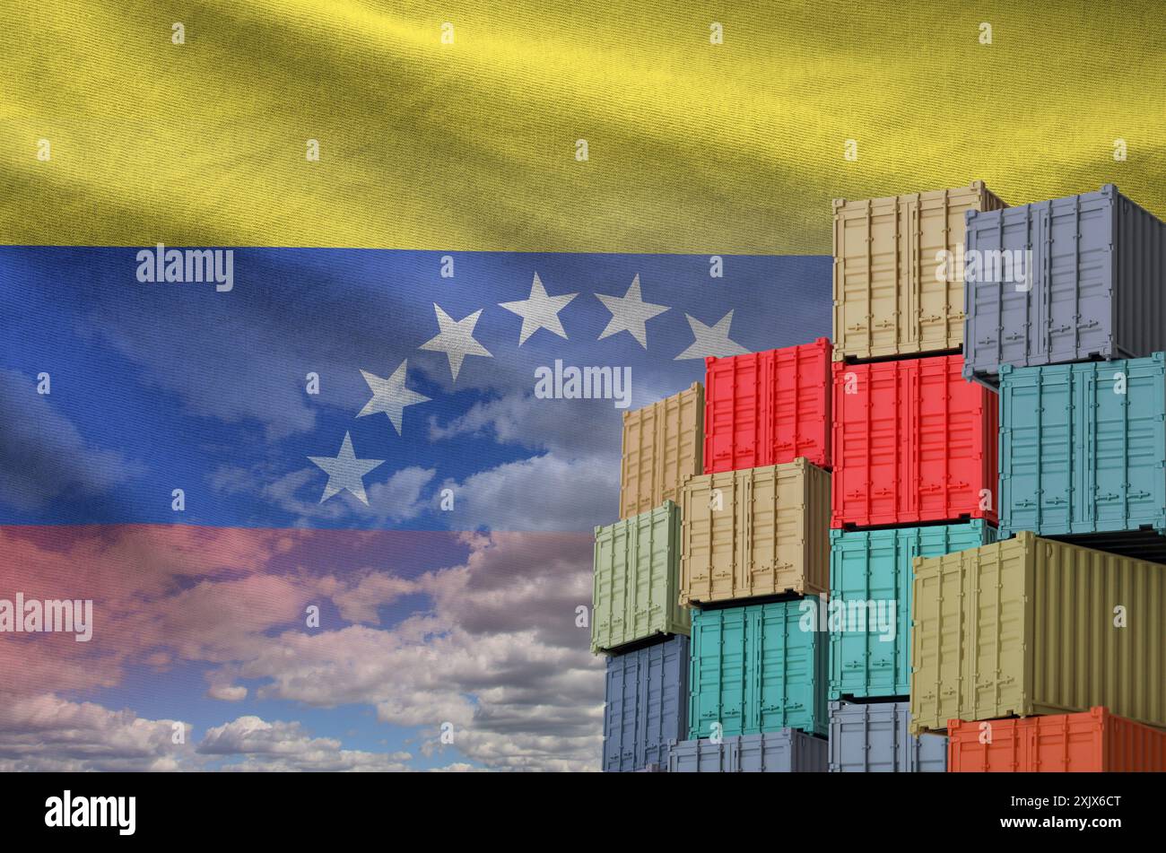 Venezolanische Flagge und großer Stapel Frachtcontainer in Docks mit Himmelshintergrund aus nächster Nähe Stockfoto