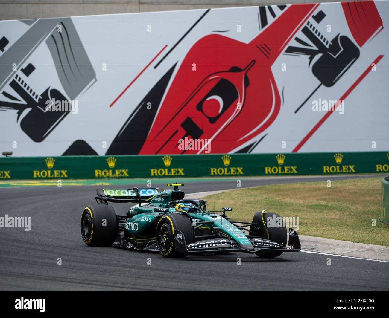 Fernando Alonso (Aston Martin Aramco Formula One Team, Spanien, #14) im Aston Martin AMR24 vor dem Gemaelde eines roten Formel 1 - Auto und Rolex Branding, HUN, Formel 1 Weltmeisterschaft, Grand Prix von Ungarn, Hungaroring, Freies Training, 20.07.2024 Foto: Eibner-Pressefoto/Michael Memmler Stockfoto