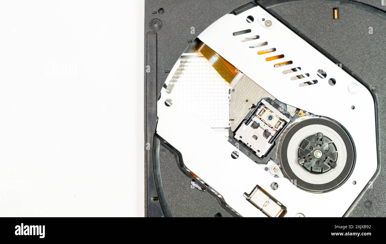 Nahaufnahme DVD-ROM-Kopfleser, Ein Hardwaregerät, das in einem Computer installiert ist und zum Lesen von CDs oder DVDs verwendet wird. Stockfoto