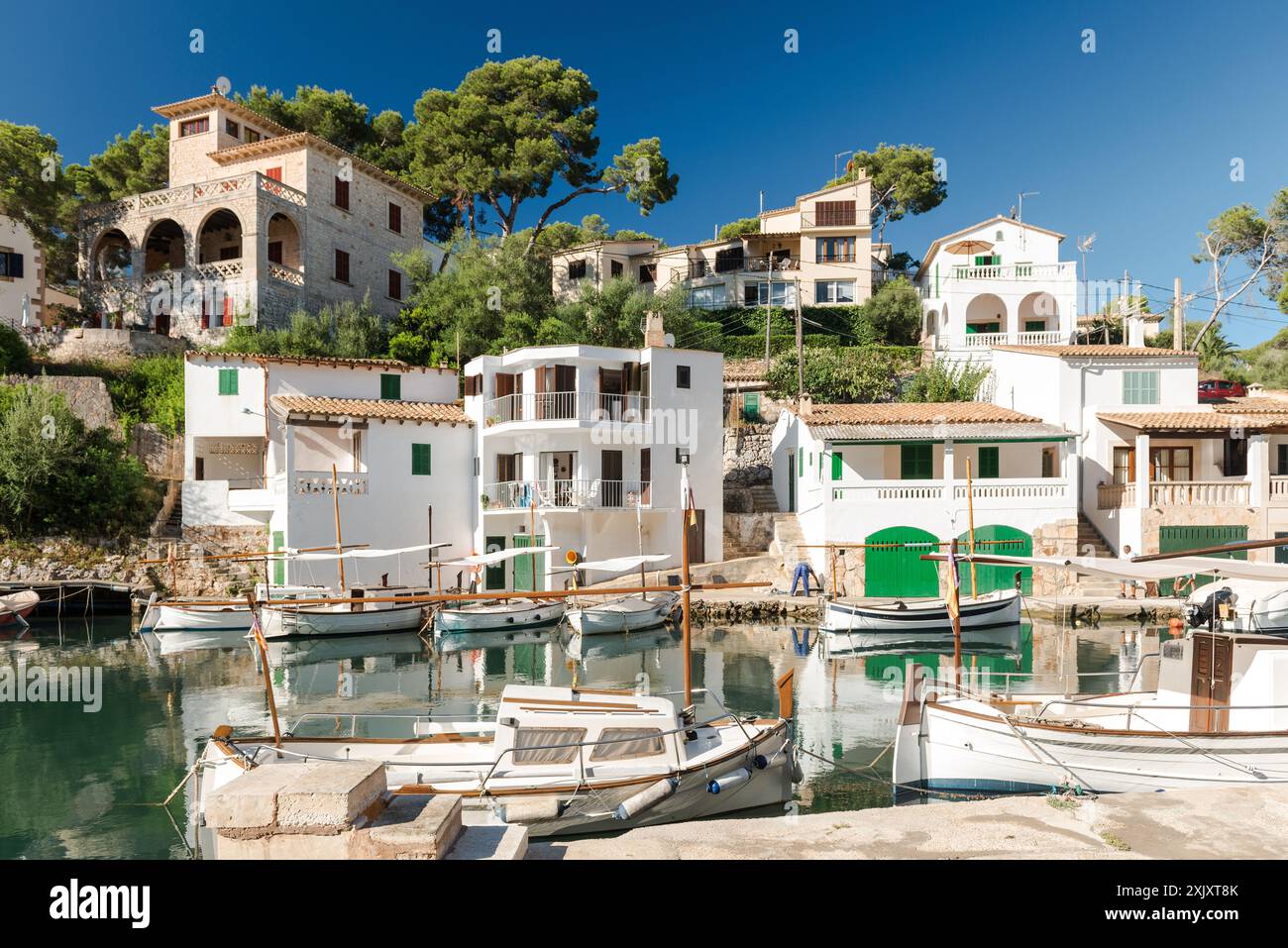 Caló d'en Busquets mit den alten Fischerhäusern und Bootshäusern in Cala Figuera - Mallorca Stockfoto