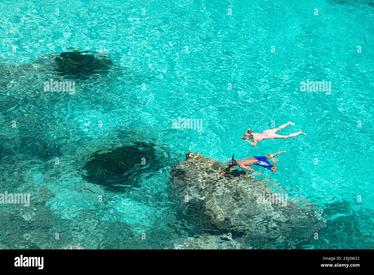 Zwei Schnorchler an der Küste des mittelmeers Searelaxation Stockfoto