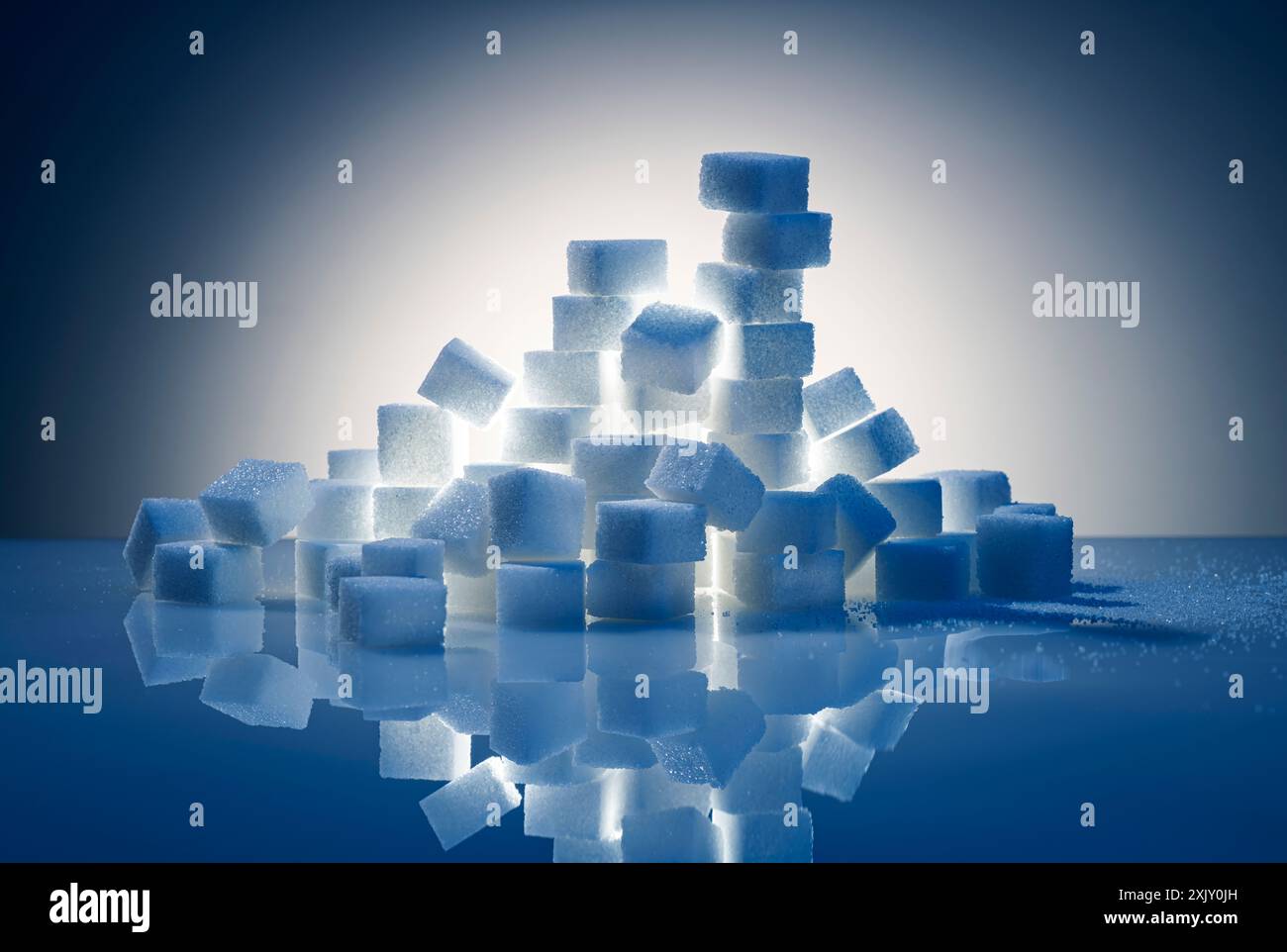 Ein Haufen mit vielen Zuckerklumpen in blauem Licht Stockfoto