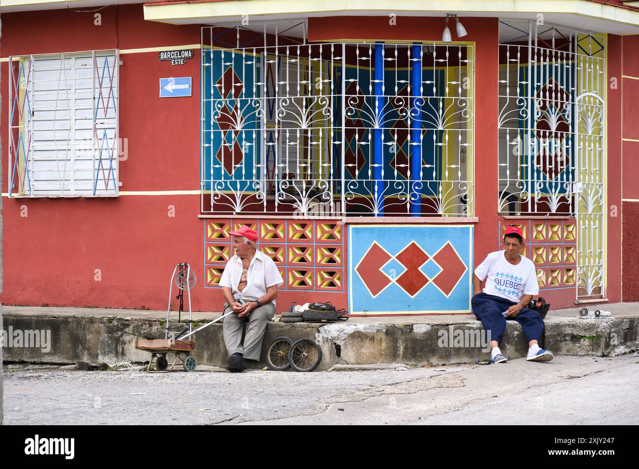 Zwei ranghohe kubanische Männer verkaufen kleine Gegenstände an der Straßenecke. Santa Clara, Villa Clara, Kuba, 2024 Stockfoto