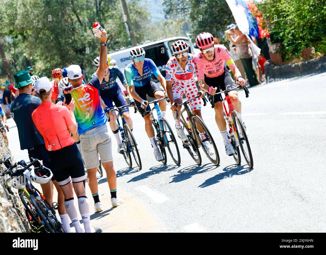 NEILSON POWLESS gibt das Tempo vor, um RICHARD CARAPAZ dabei zu helfen, mehr Punkte im Polka Dot Trikot, Wettbewerb während Stage 20 Nizza > Col de la Couillole, Tour de France, 20. Juli 2024, Credit:Pool / Pete Goding Stockfoto