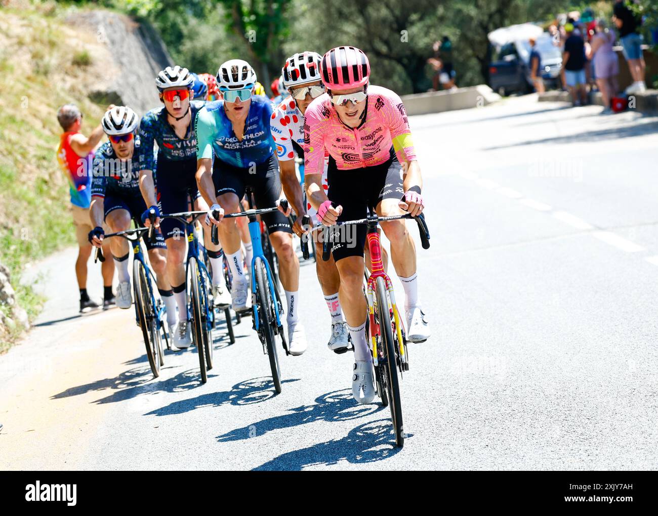 NEILSON POWLESS gibt das Tempo vor, um RICHARD CARAPAZ dabei zu helfen, mehr Punkte im Polka Dot Trikot, Wettbewerb während Stage 20 Nizza > Col de la Couillole, Tour de France, 20. Juli 2024, Credit:Pool / Pete Goding Stockfoto