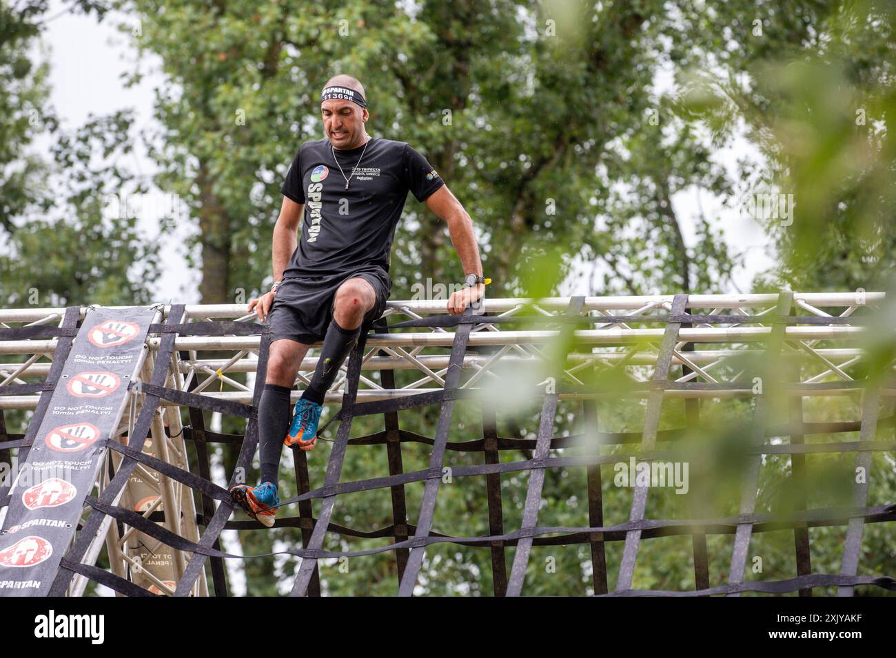 Sveta Nedelja, Kroatien. Juli 2024. Teilnehmer klettern das Netz beim Santa Domenica Spartan Trifecta Race Weekend 2024. In Sveta Nedelja, Kroatien am 20. Juli 2024. 1750 Wettbewerber aus 25 Ländern weltweit nehmen in mehreren Kategorien an dem anspruchsvollsten Hinderniskurs am Oresje-See Teil. Teilnehmer des 21 km langen Beast-Rennens mit 30 Hindernissen. Foto: Igor Kralj/PIXSELL Credit: Pixsell/Alamy Live News Stockfoto