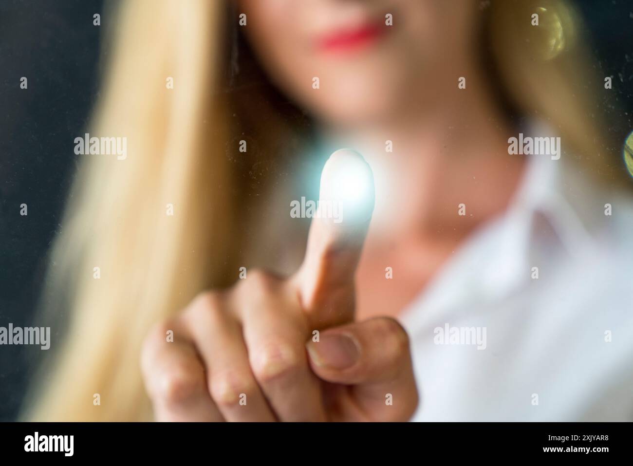Geschäftsfrau drückt auf einen transparenten Touchscreen. Neue Technologie Stockfoto