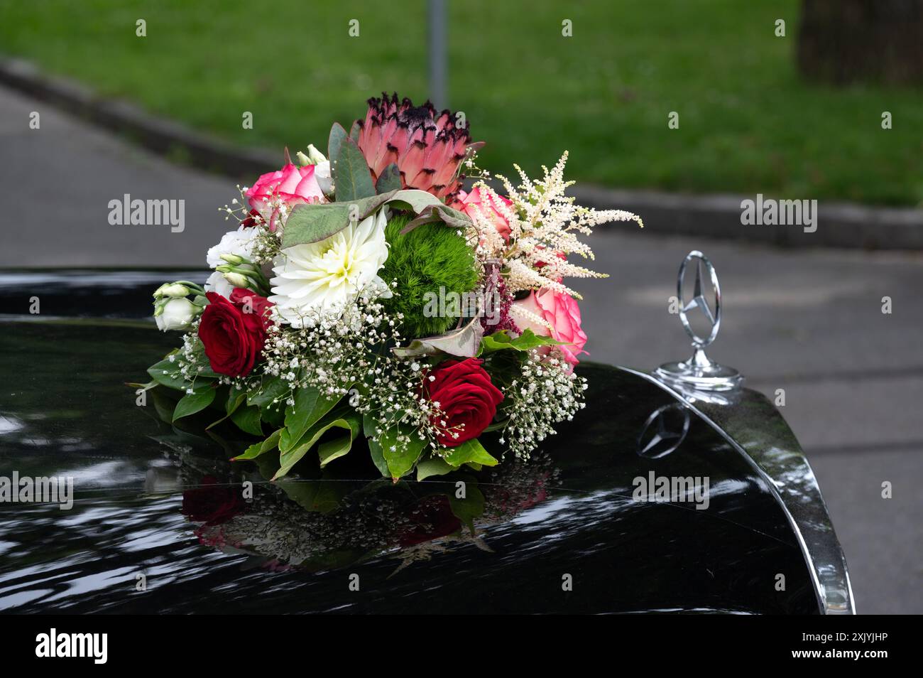 Hochzeitsauto mit Blumenschmuck, schwarzer Mercedes-Benz Oldtimer Stockfoto