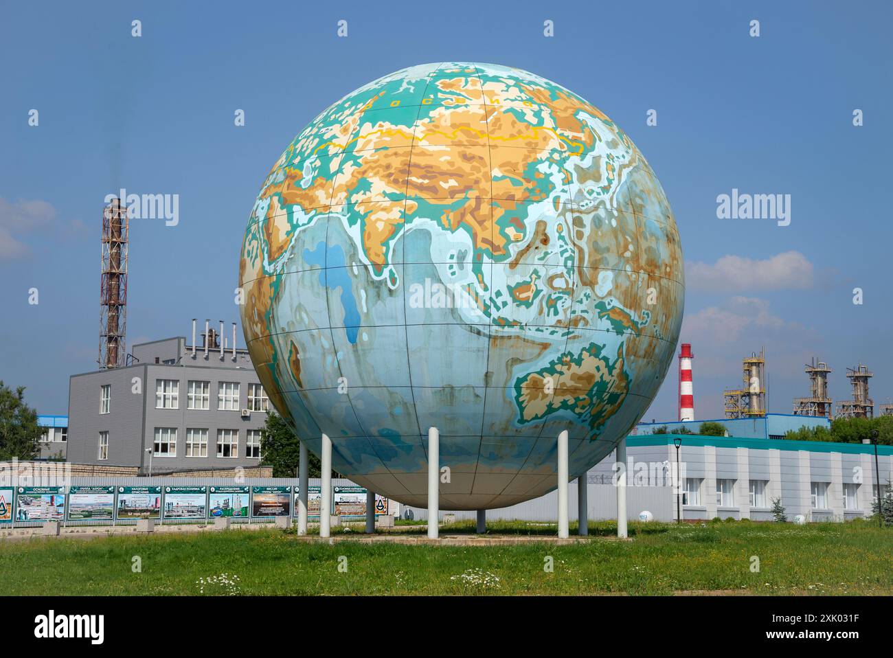 DOROGOBUZH, RUSSLAND - 13. JULI 2024: Ein riesiger Globus auf dem Hintergrund einer Stickstoffdüngeranlage. Dorogobuzh, Region Smolensk. Russland Stockfoto