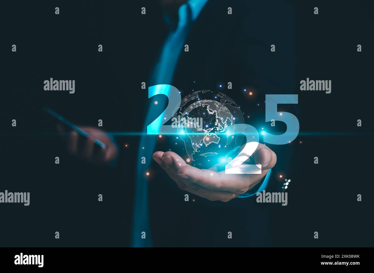 Hand hält den modernen und digitalen Globus mit dem Neujahrsjahr 2025 auf modernem Hintergrund, Trend zur digitalen Transformation 2025, Technologietrend, Business tr Stockfoto