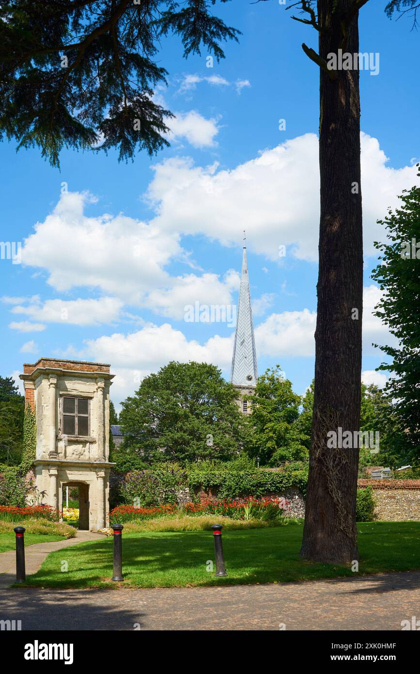 Eintritt zum ummauerten Garten, Gadebridge Park, Hemel Hempstead, Hertfordshire UK, mit dem Charter Tower und dem Kirchturm St. Mary's Stockfoto