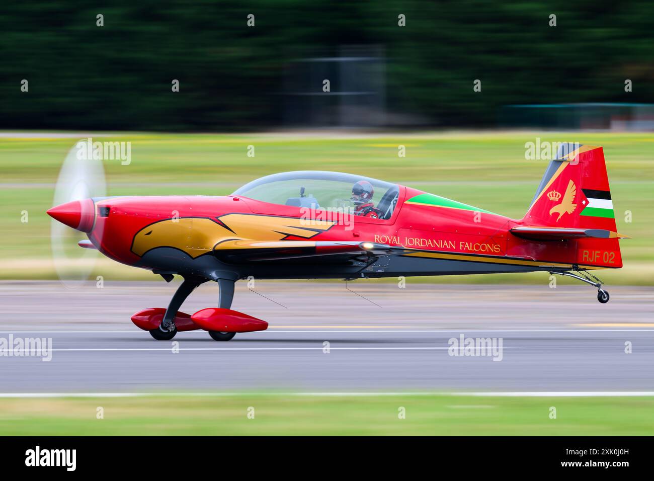 Die Royal Jordanian Falcon Extra EA330SC tritt am Samstag, den 20. Juli 2024, während der Royal International Air Tattoo im RAF Fairford in Gloucestershire auf. (Foto: MI News/NurPhoto) Credit: NurPhoto SRL/Alamy Live News Stockfoto