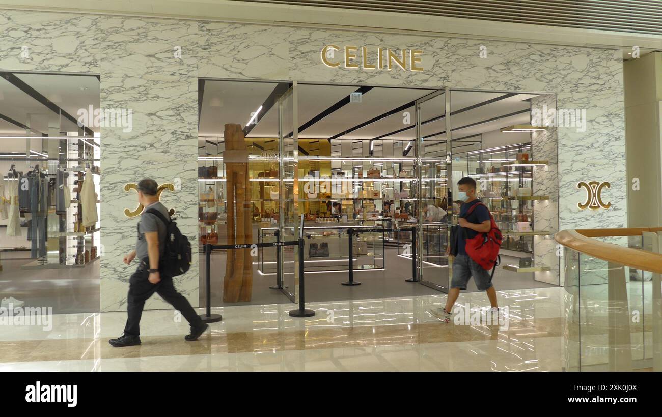 Fußgänger gehen vorbei an dem französischen multinationalen Luxusmodegeschäft Celine mit Logo und Geschäft in Hongkong, China Stockfoto