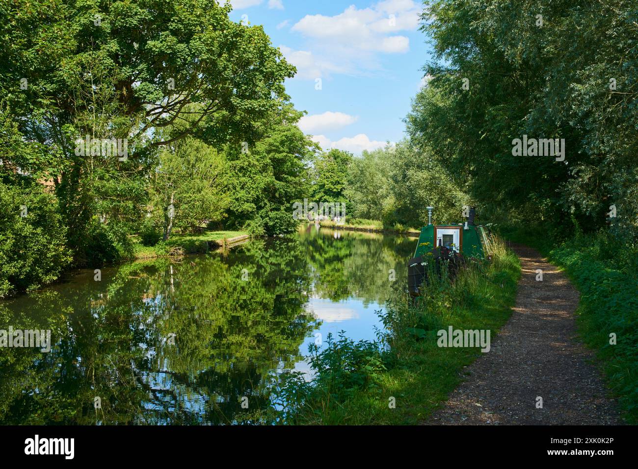 Pfad entlang des Grand Union Canal in der Nähe von Hemel Hempstead, Hertfordshire, Großbritannien, mit Bäumen im Sommer Stockfoto