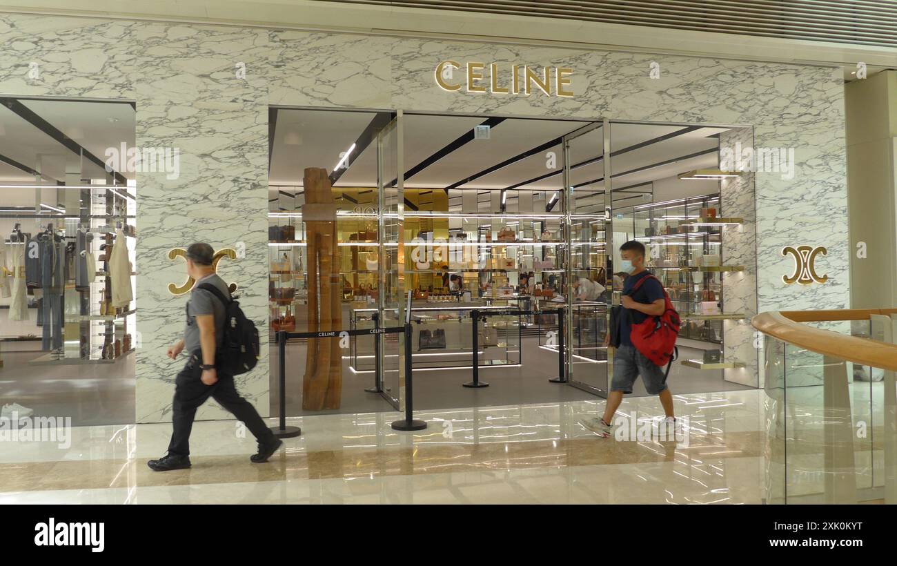 Hongkong, China. Juli 2024. Fußgänger gehen vorbei an dem französischen multinationalen Luxusmodehaus Celine Logo und Geschäft in Hong Kong, China (Foto: Serene Lee/SOPA Images/SIPA USA) Credit: SIPA USA/Alamy Live News Stockfoto