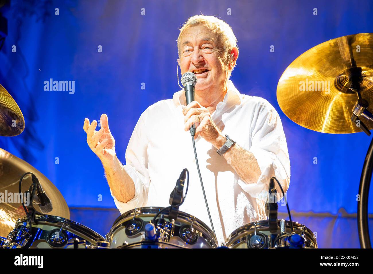 Musikkonzert - Nick Masons Saucerful of Secrets - Set the Control Tour Nick Mason, Pseudonym von Nicholas Berkeley Mason, historischen Schlagzeugern der Pink Floyd Band, spielen Sie das Schlagzeug während seines Live-Auftritts mit Nick Mason Saucerful of Secrets Band für die Set Controls UK and Europe Tour 2024, am 9. Juli 2024 in Vicenza, Italien. Vicenza Piazza dei Signori Italien Copyright: XRobertoxTommasinix/xLiveMediax LPM 1449647 Stockfoto