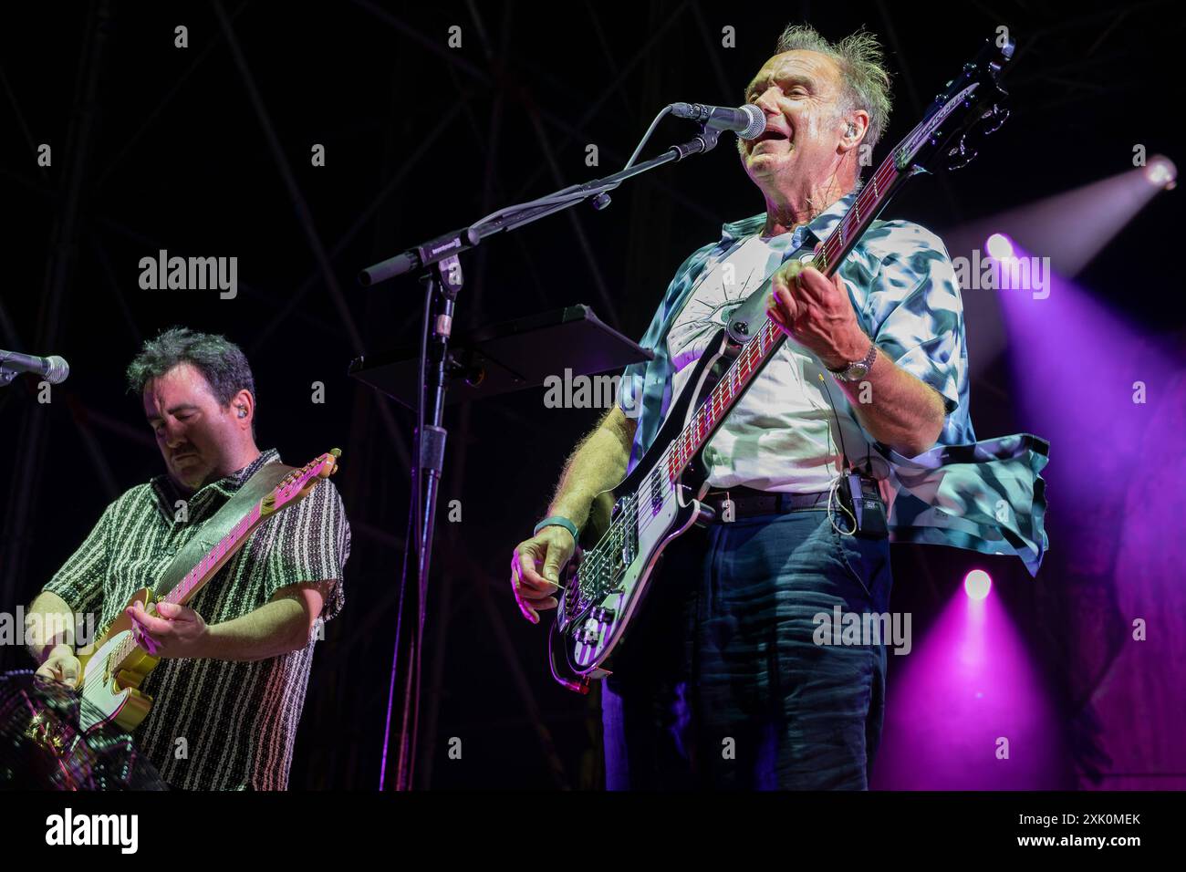 Musikkonzert - Nick Mason s Saucerful of Secrets - Set The Control Tour Guy Pratt spielt den Bass während der Live-Auftritte mit Nick Mason Saucerful of Secrets Band für die Set Controls UK and Europe Tour 2024 am 9. Juli 2024 in Vicenza, Italien. Vicenza Piazza dei Signori Italien Copyright: XRobertoxTommasinix/xLiveMediax LPM 1449652 Stockfoto