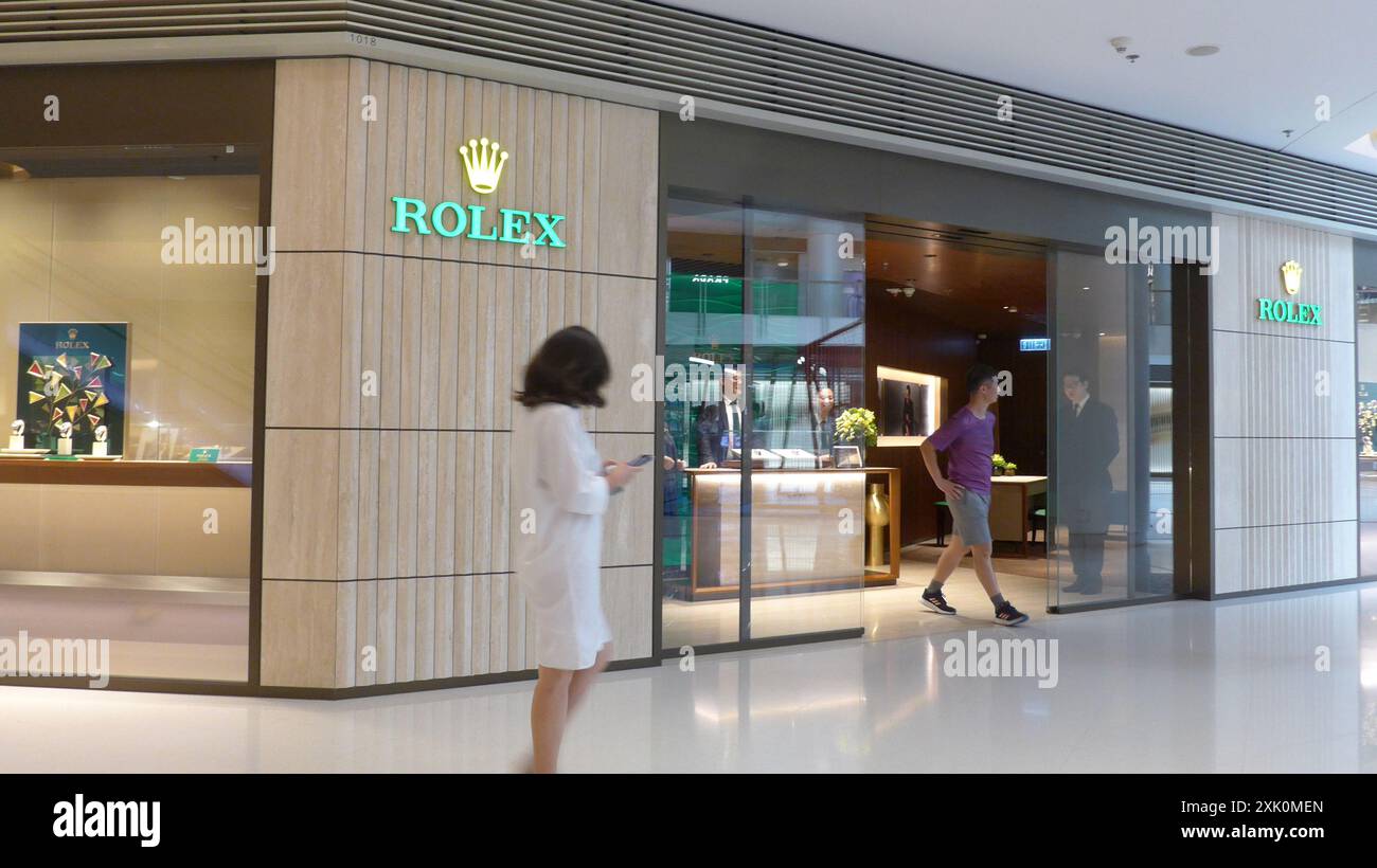 Hongkong, China. Juli 2024. Käufer verlassen die Schweizer Uhrenmarke und das Rolex-Logo des Herstellers in Hongkong, China (Foto: Serene Lee/SOPA Images/SIPA USA) Credit: SIPA US/Alamy Live News Stockfoto