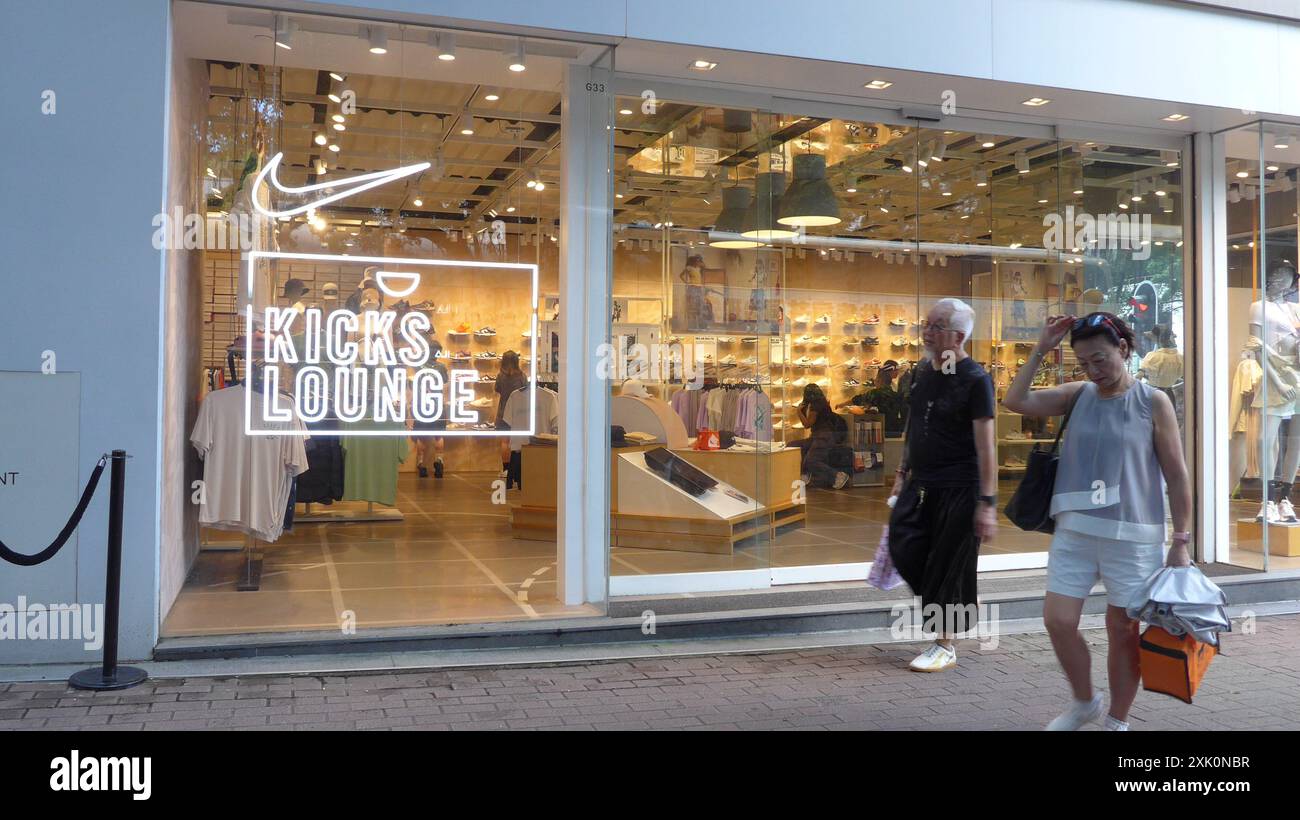 Hongkong, China. Juli 2024. Fußgänger laufen am Nike Store der multinationalen amerikanischen Sportbekleidung in Hongkong, China (Credit Image: © Serene Lee/SOPA images via ZUMA Press Wire) NUR ZUR REDAKTIONELLEN VERWENDUNG! Nicht für kommerzielle ZWECKE! Stockfoto
