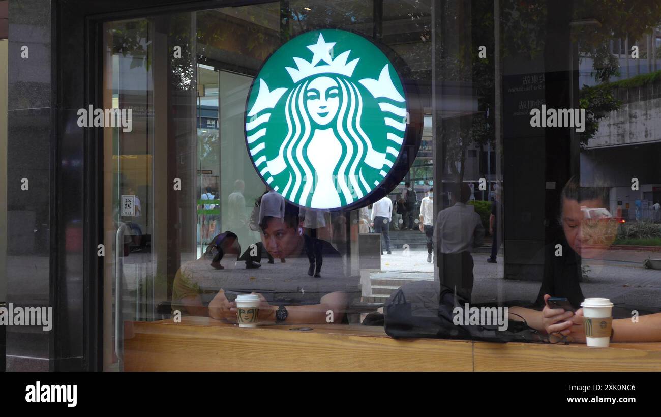 Hongkong, China. Juli 2024. Gäste trinken und sehen sich ihr Smartphone in einem Starbucks Coffee Store in Hongkong, China an (Credit Image: © Serene Lee/SOPA images via ZUMA Press Wire) NUR REDAKTIONELLE VERWENDUNG! Nicht für kommerzielle ZWECKE! Stockfoto