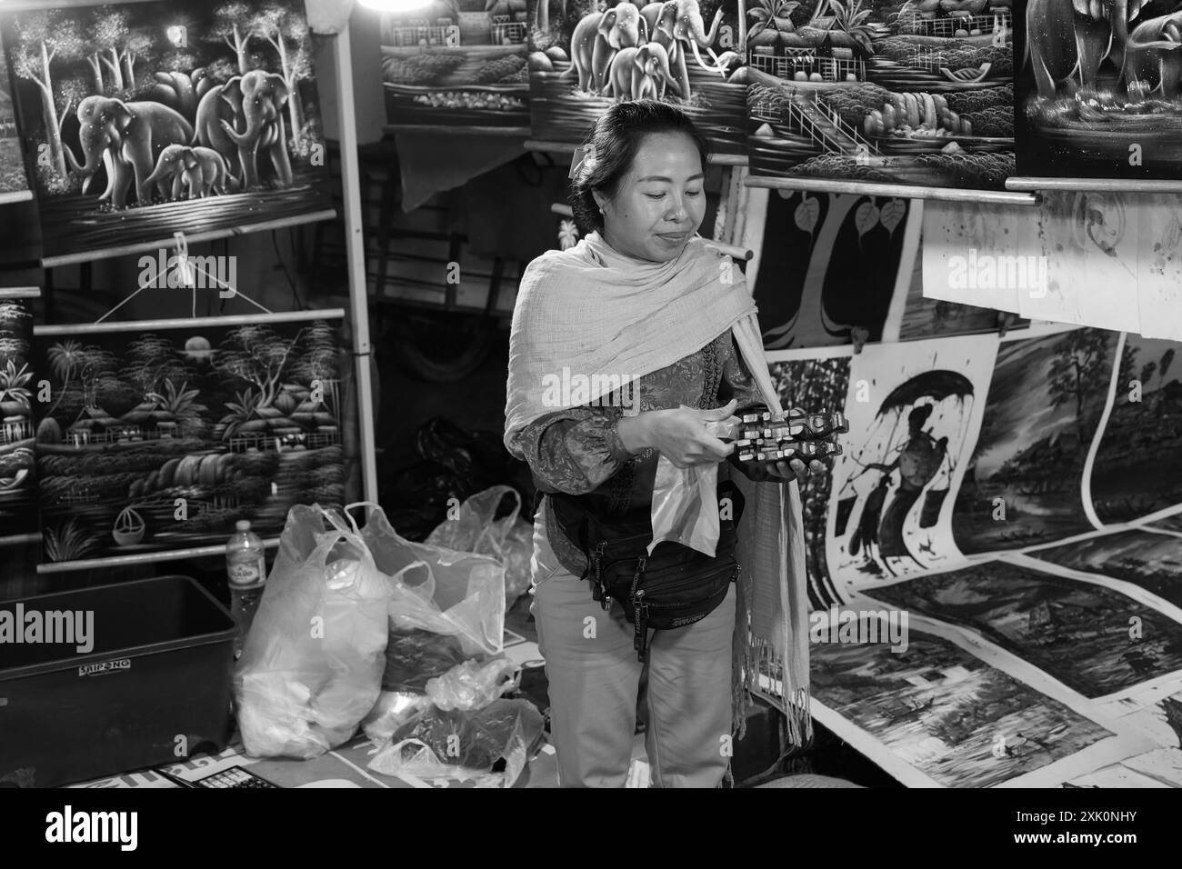 Kunst, Souvenirs und entworfene Kleidung zum Verkauf auf dem Luang Prabang Nachtmarkt in Laos Asien, aufgenommen von Monochrom Stockfoto