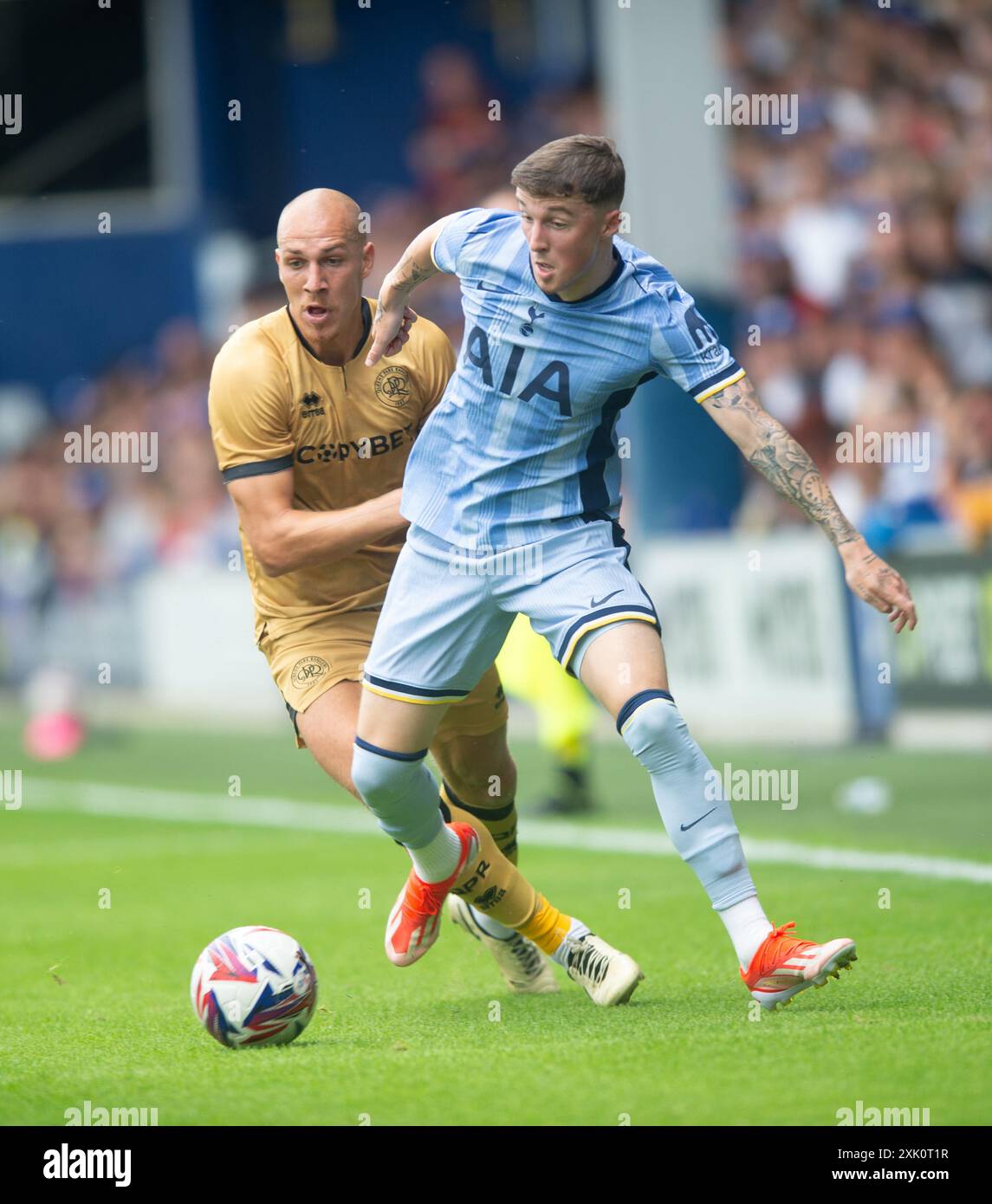 London, Großbritannien. Juli 2024; Loftus Road Stadium, Shepherds Bush, West London, England; die Queens Park Rangers gegen Tottenham Hotspur sind fußballfreundlich, Alfie Devine von Tottenham Hotspur kontrolliert den Ball unter dem Druck von Michael Frey von Queens Park Rangers Credit: Action Plus Sports Images/Alamy Live News Stockfoto