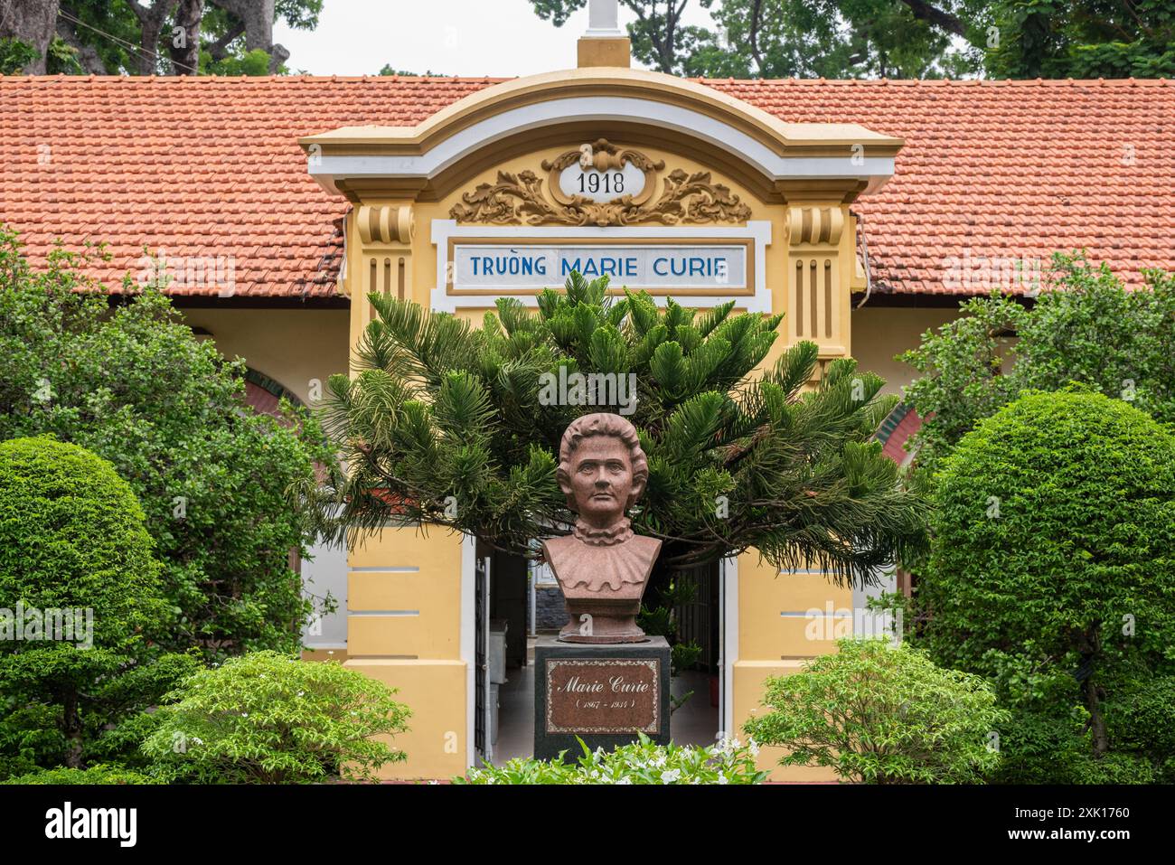 Ho-Chi-Minh-Stadt, Vietnam – 21. Juni 2024: Marie-Curie-Statue an der Marie-Curie-High-School. Stockfoto