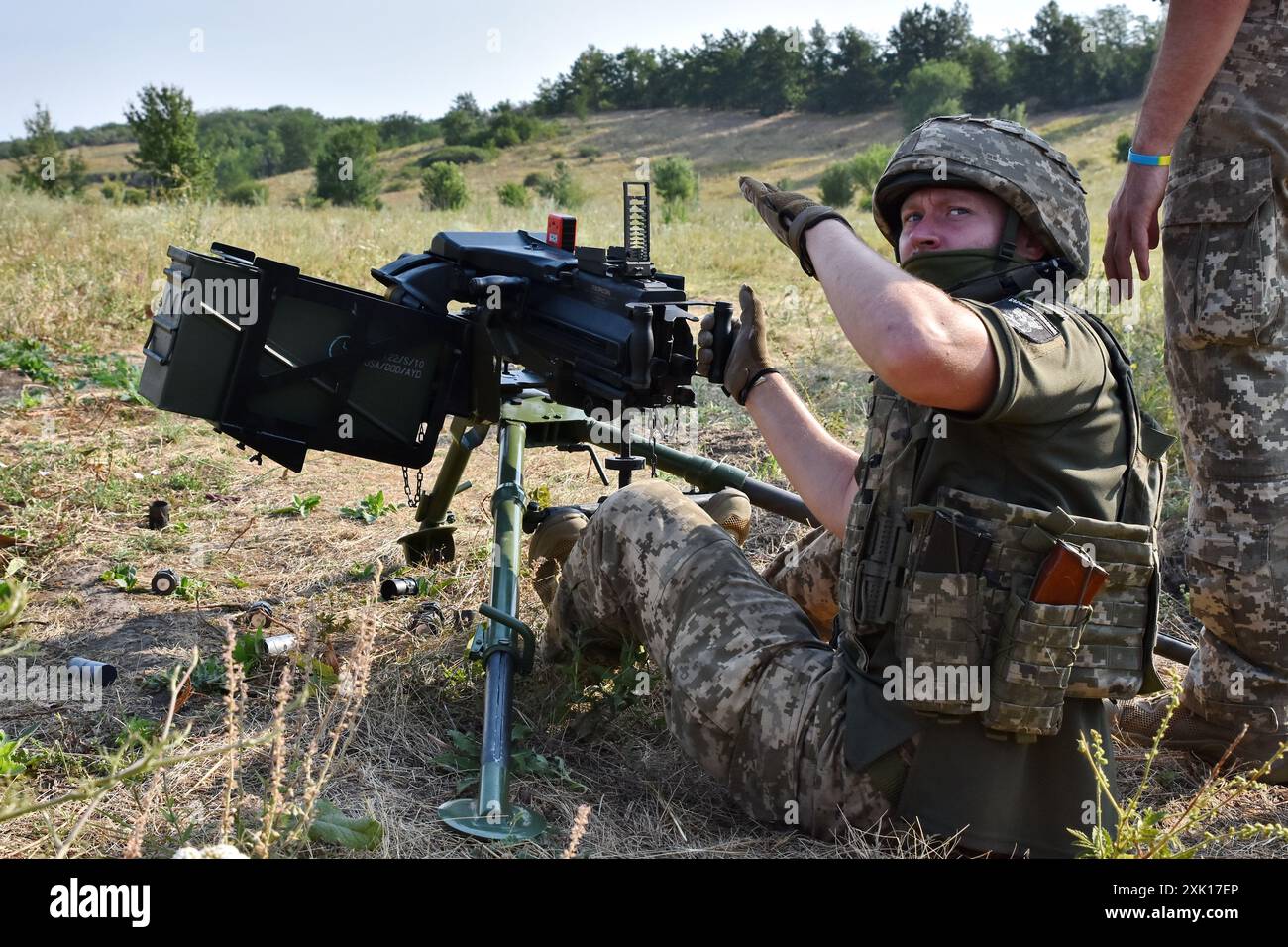 Ein ukrainischer Soldat der 141. Separaten Infanterie-Brigade sah, wie er ein ?? 19 (Mark 19, 40 mm automatischer Granatwerfer, USA) während der Militärpraktiken in der Nähe von Zaporischzhia. Der ukrainische Präsident Wolodymyr Zelenskyj sagte, dass Kiew 14 neue Brigaden bereit habe, aber noch nicht vollständig bewaffnet sei, da die neuen Waffen immer noch langsam ankommen und das Training Zeit brauche. Der ukrainische Verteidigungsminister Rustem Umerov sagte, dass die ukrainische Armee mehr als 500.000 russische Soldaten gegenüberstehe und der Kreml plant, die Zahl bis 300.000 durch aktive Rekrutierung von Söldnern zu erhöhen. Stockfoto