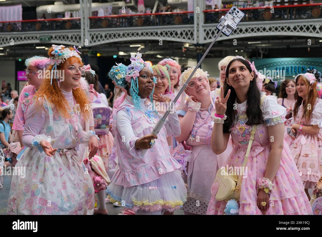 London, Großbritannien, 20. Juli 2024. Hyper Japan setzt sich bis zum zweiten Tag der Veranstaltung fort und präsentiert Musik, Anime, Cosplay, Essen, Geschenke und japanische Kunst. Quelle: Eleventh Photography/Alamy Live News Stockfoto