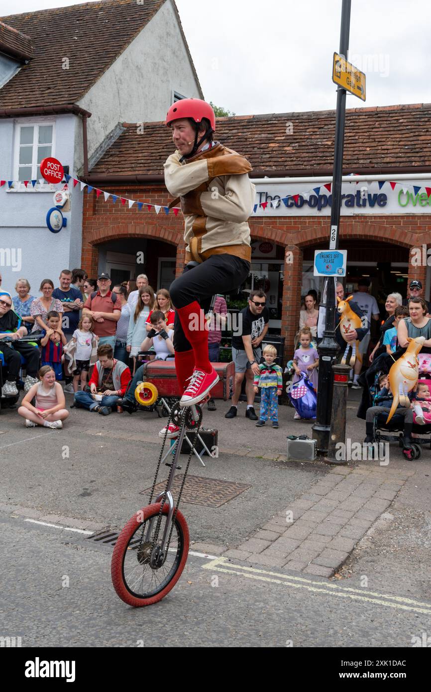 Overton Sheep Fair am 20. Juli 2024. Das traditionelle vierjährige Ereignis fand im Hampshire-Dorf Overton, England, statt, wobei ein Schaf die Straße hinauffuhr. Es gab viele Stände und Unterhaltung, einschließlich Morris-Tanz und eine Vielzahl von Live-Musik-Aufführungen. Im Bild: Einradler Matt Pang unterhält die Menge Stockfoto