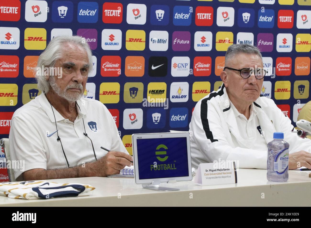 Mexiko-Stadt, Ciudad de Mexico, Mexiko. Juli 2024. Luis Raul Gonzalez Perez, Präsident und Miguel Mejia Baron, Vizepräsident des Universidad Nacional Football Club, während einer Pressekonferenz zur Präsentation der neuen Mitglieder der Pumas de la UNAM Soccer Team. (Kreditbild: © Jose Luis Torales/OKULARIS via ZUMA Press Wire) NUR REDAKTIONELLE VERWENDUNG! Nicht für kommerzielle ZWECKE! Stockfoto