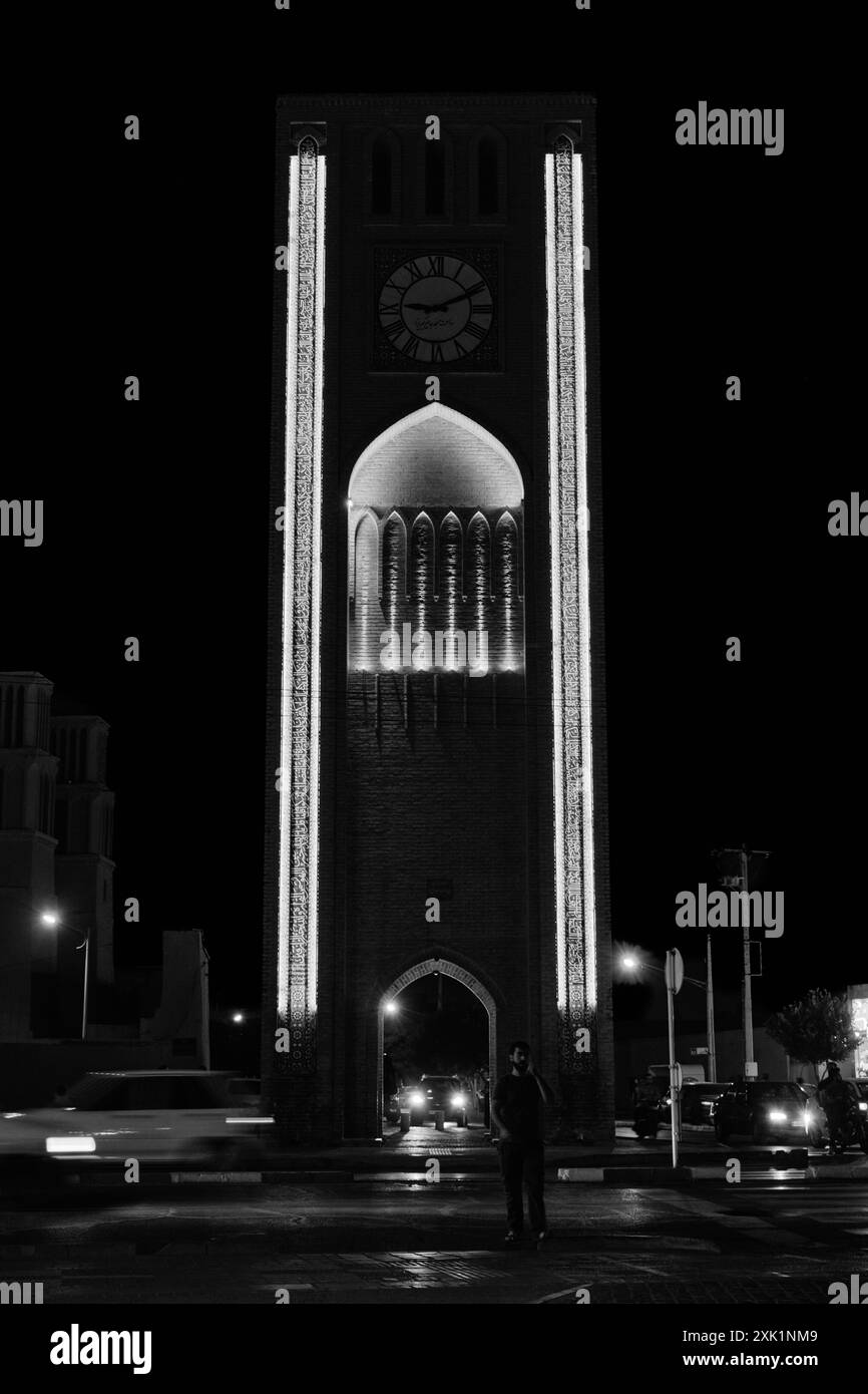 Yazd, Iran, 06.28.2023: Straßenansicht des Iran, Nacht in der Stadt Yazd. Beleuchtete Straßen Stockfoto