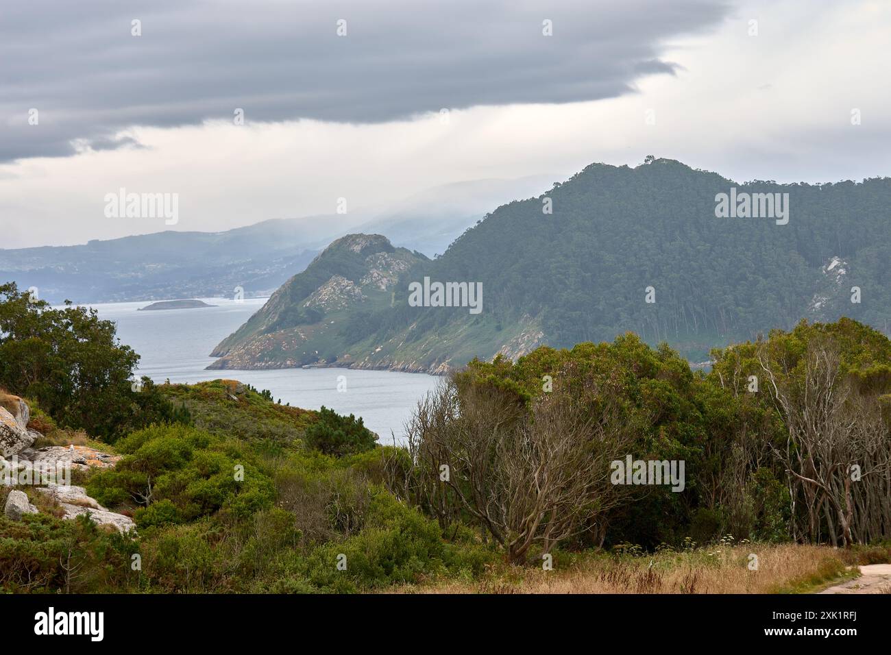 Bild der beeindruckenden Schönheit der Cies-Inseln, vor der Küste Galiciens, Spanien. Das Bild zeigt eine spektakuläre Klippe mit dem türkisfarbenen W Stockfoto