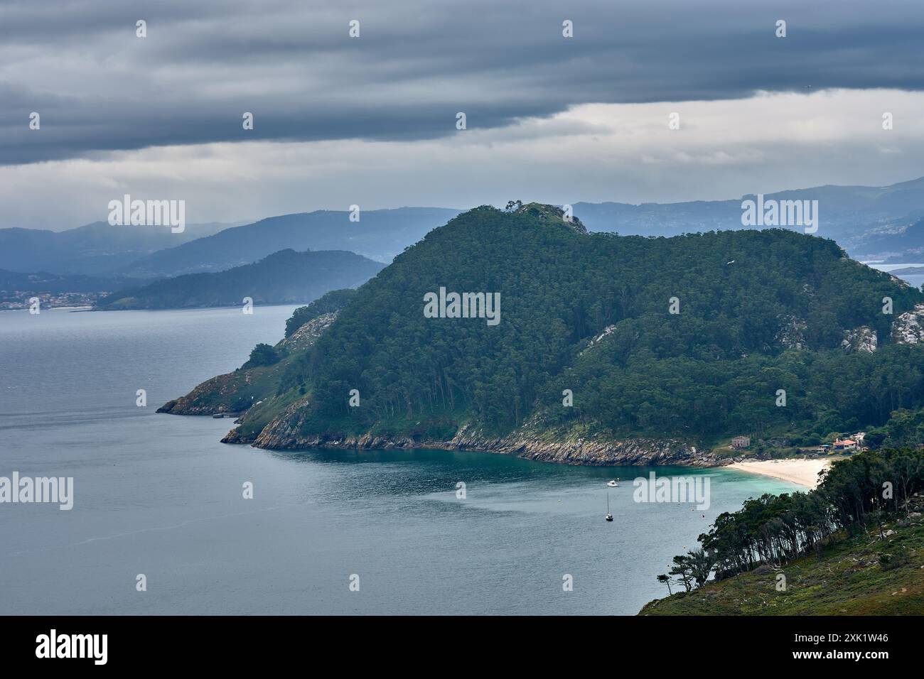 Bild der beeindruckenden Schönheit der Cies-Inseln, vor der Küste Galiciens, Spanien. Das Bild zeigt eine spektakuläre Klippe mit dem türkisfarbenen W Stockfoto