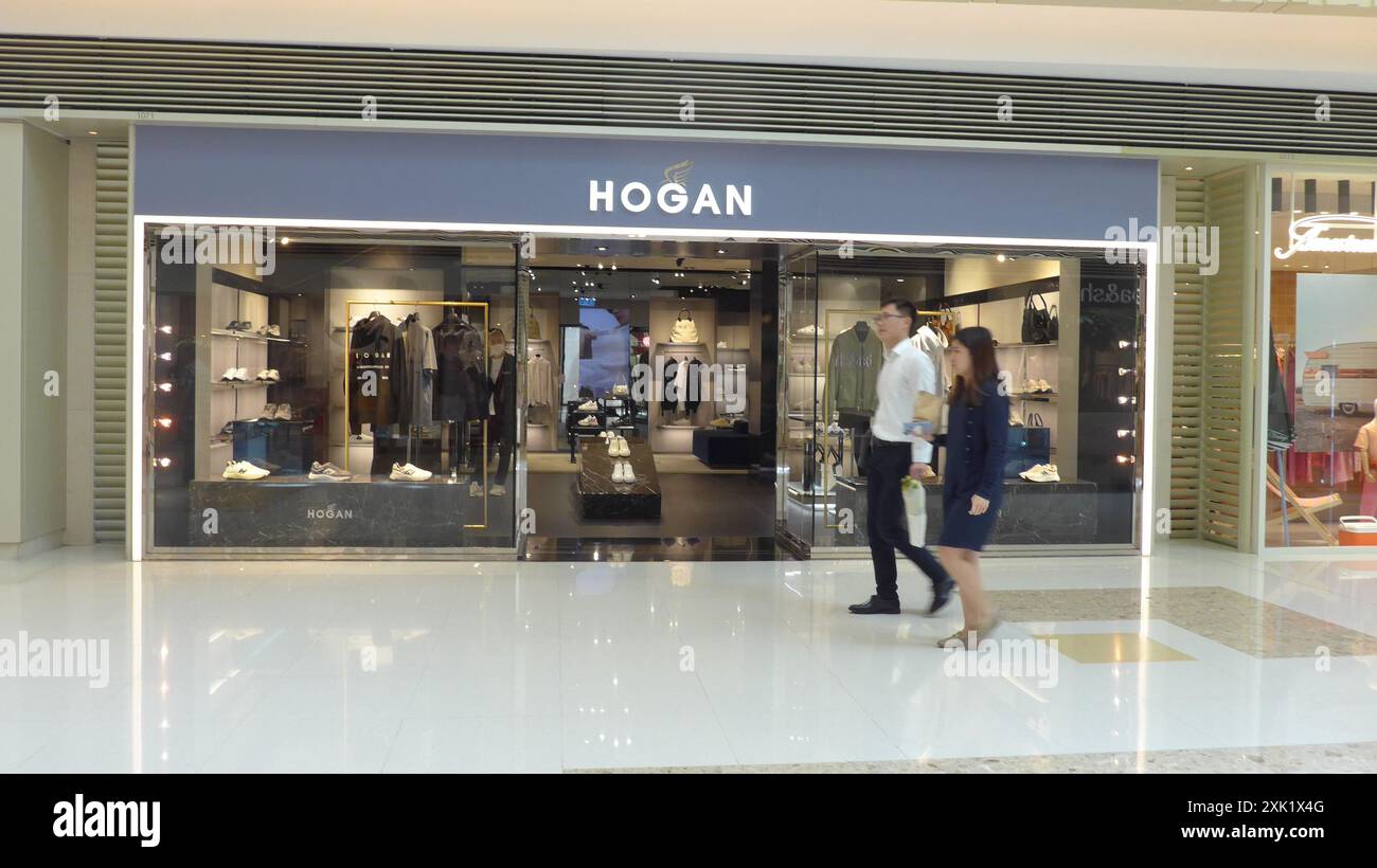 Hongkong, China. Juli 2024. Fußgänger gehen an der italienischen Luxusmarke mit einem sportlich-schicken HOGAN-Logo vorbei und laden in Hong Kong, China (Credit Image: © Serene Lee/SOPA images via ZUMA Press Wire) NUR ZUR REDAKTIONELLEN VERWENDUNG! Nicht für kommerzielle ZWECKE! Stockfoto