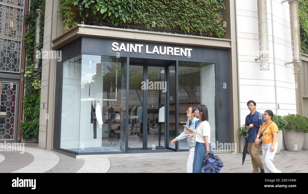 Hongkong, China. Juli 2024. Fußgänger gehen vorbei an dem französischen Luxusmodehaus Saint Laurent Logo und Geschäft in Hong Kong, China (Credit Image: © Serene Lee/SOPA images via ZUMA Press Wire) NUR ZUR REDAKTIONELLEN VERWENDUNG! Nicht für kommerzielle ZWECKE! Stockfoto