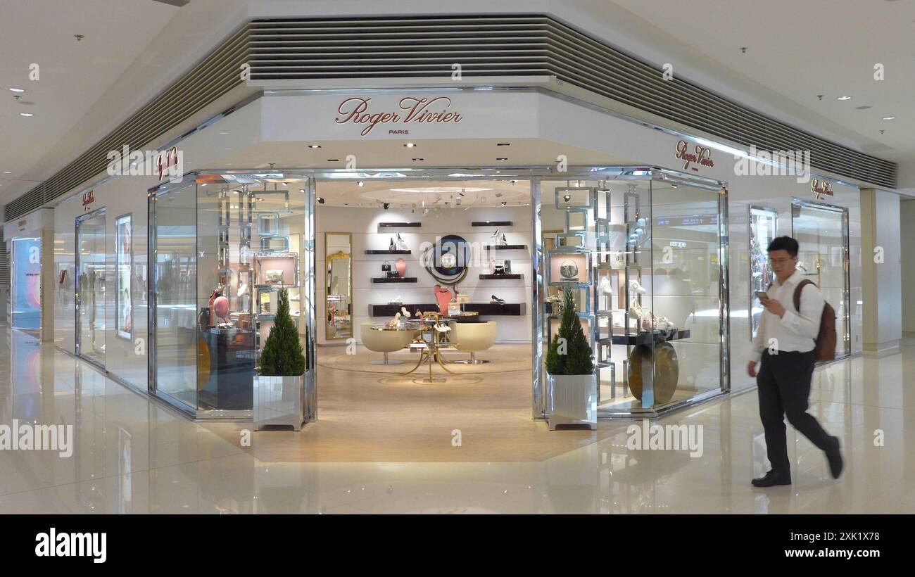 Hongkong, China. Juli 2024. Fußgänger gehen vorbei an dem französischen Luxusmodehaus Roger Vivier Logo und Geschäft in Hong Kong, China (Credit Image: © Serene Lee/SOPA images via ZUMA Press Wire) NUR ZUR REDAKTIONELLEN VERWENDUNG! Nicht für kommerzielle ZWECKE! Stockfoto