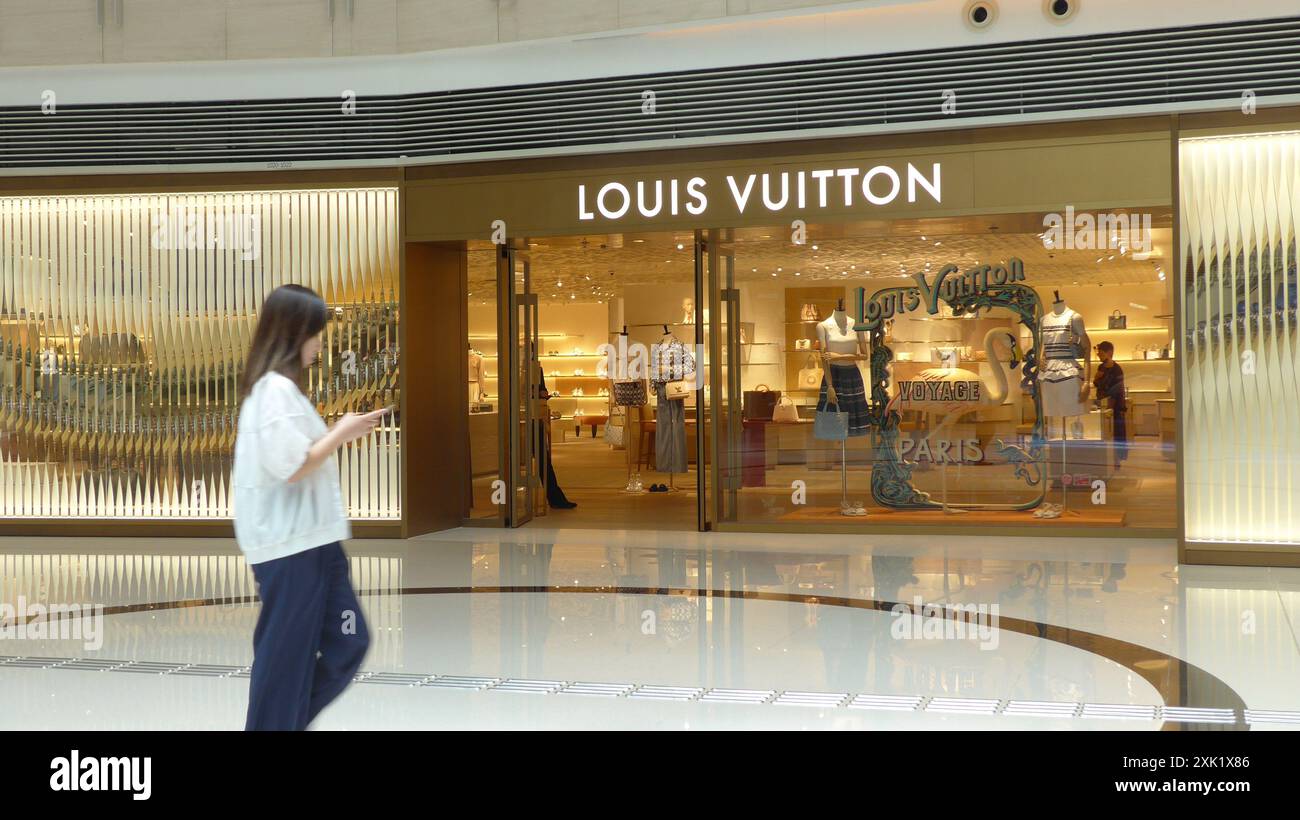Hongkong, China. Juli 2024. Fußgänger spazieren vorbei am französischen multinationalen Luxusmodehaus Louis Vuitton Logo und Geschäft in Hong Kong, China (Credit Image: © Serene Lee/SOPA images via ZUMA Press Wire) NUR REDAKTIONELLE VERWENDUNG! Nicht für kommerzielle ZWECKE! Stockfoto