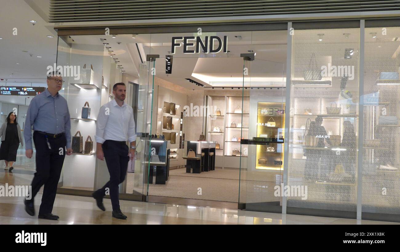 Hongkong, China. Juli 2024. Fußgänger gehen vorbei am italienischen Luxusmodehaus Fendi Logo und Geschäft in Hong Kong, China (Credit Image: © Serene Lee/SOPA Images via ZUMA Press Wire) NUR ZUR REDAKTIONELLEN VERWENDUNG! Nicht für kommerzielle ZWECKE! Stockfoto
