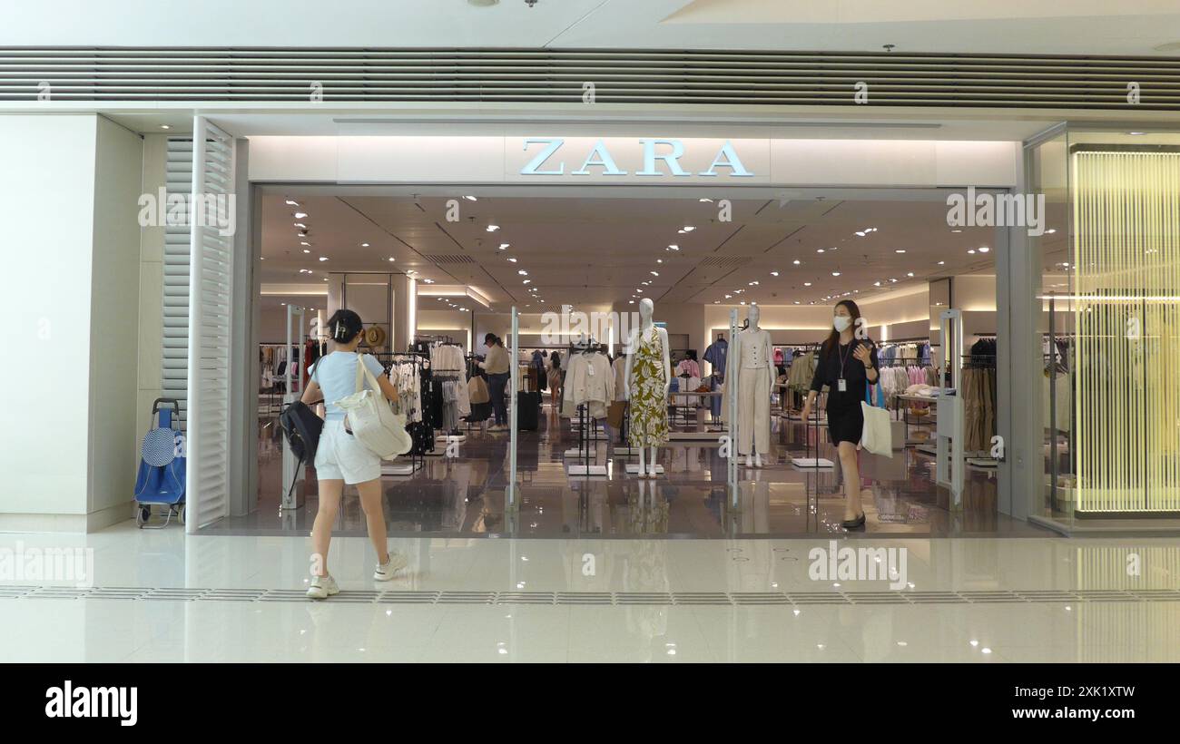 Hongkong, China. Juli 2024. Kunden betreten das spanische multinationale Fast-Fashion-Einzelhandelsgeschäft Zara Logo und Geschäft in Hong Kong, China (Credit Image: © Serene Lee/SOPA images via ZUMA Press Wire) NUR REDAKTIONELLE VERWENDUNG! Nicht für kommerzielle ZWECKE! Stockfoto