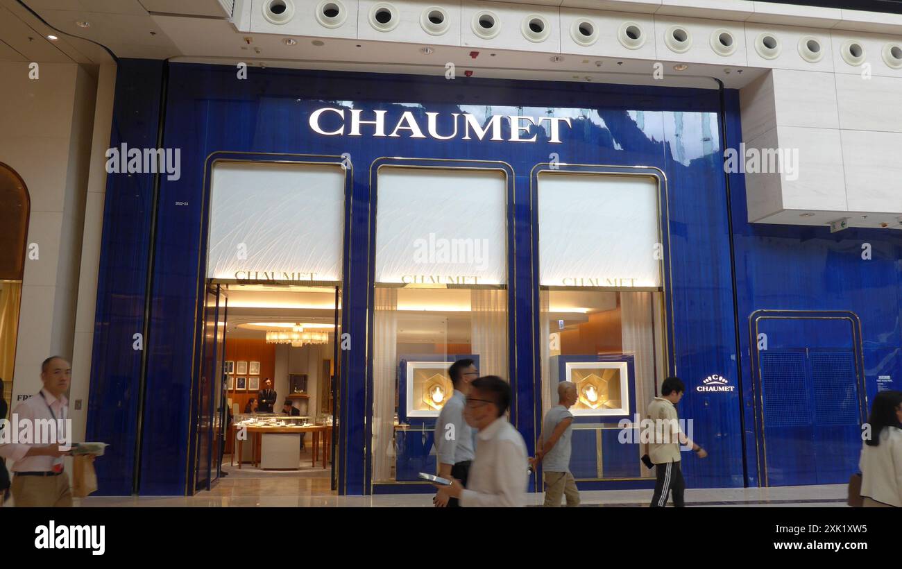 Hongkong, China. Juli 2024. Fußgänger gehen vorbei am französischen Luxusschmuck und Uhrenhaus Chaumet Logo und Geschäft in Hong Kong, China (Credit Image: © Serene Lee/SOPA images via ZUMA Press Wire) NUR ZUR REDAKTIONELLEN VERWENDUNG! Nicht für kommerzielle ZWECKE! Stockfoto