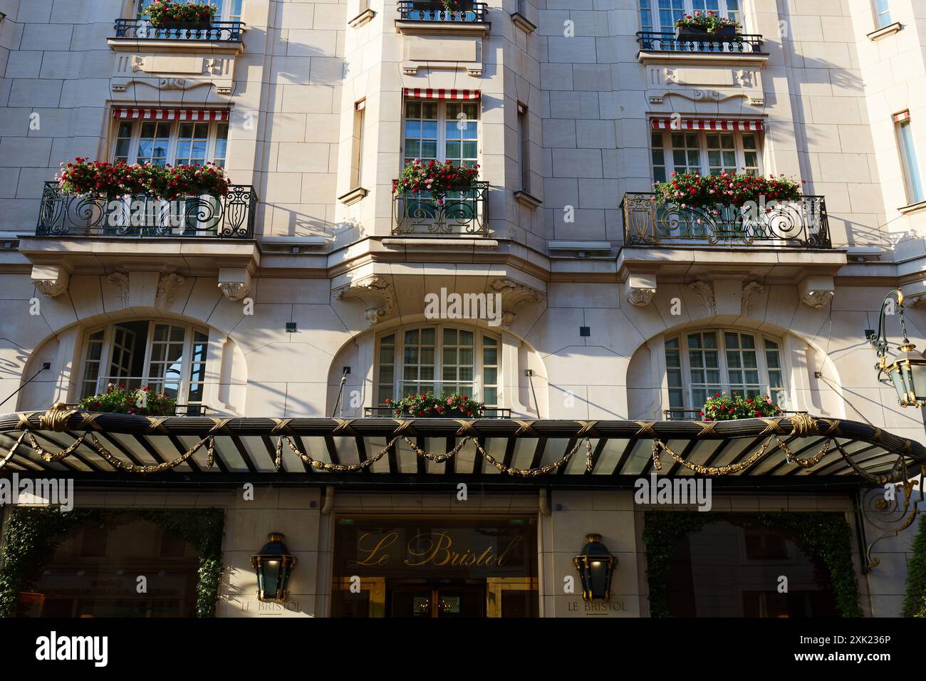Das Hotel Le Bristol befindet sich in der renommierten Rue du Faubourg Saint-Honore im Herzen des Pariser Mode- und Kunstviertels, wo es schon war Stockfoto