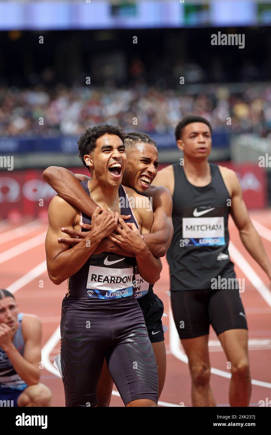 London, Großbritannien. Juli 2024. Alex HAYDOCK-WILSON umarmt und gratuliert Samuel REARDON nach Samuels Sieg über 400 m (National) im London Diamond League Meeting im Juli 2024 Credit: Mark Easton/Alamy Live News Stockfoto